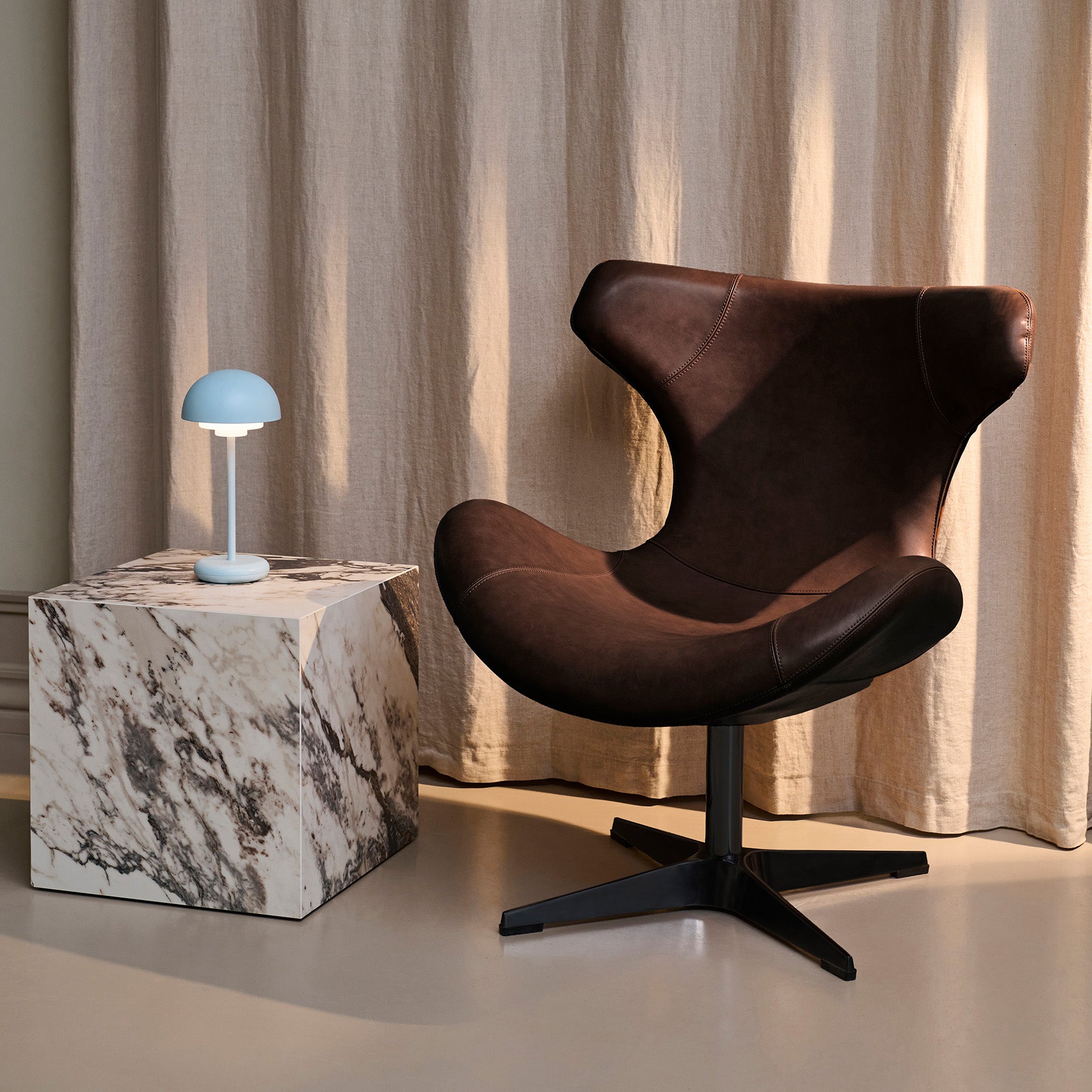 Kato Loungesessel Leder m. schwarzem Drehsockel